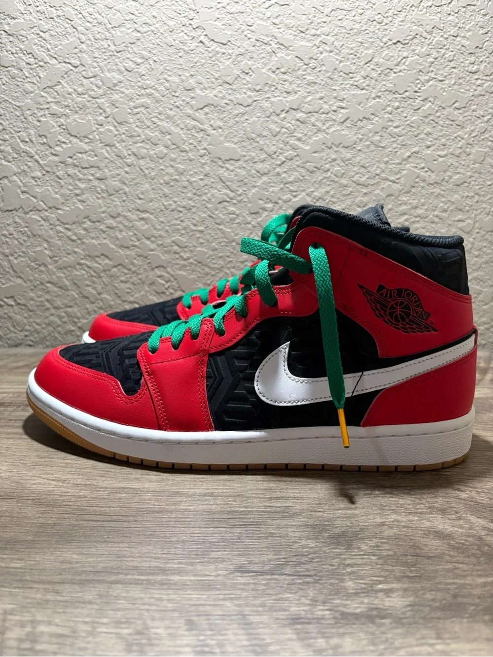 Air Jordan 1 Mid SE Christmas Men’s 10.5 Near DS